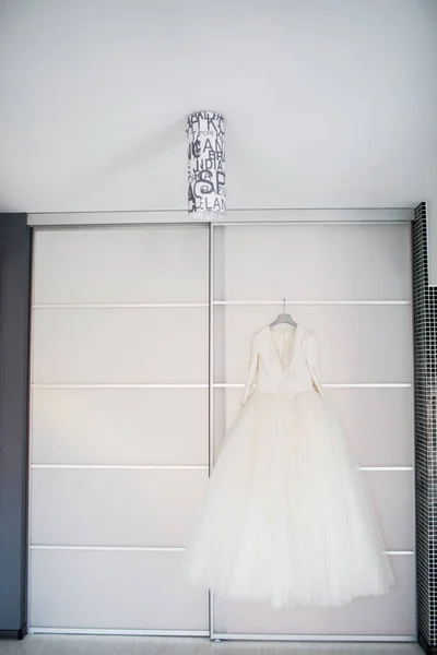 Lindo Vestido Noiva Branco Vestido Noiva Pendurado Porta — Fotografia de Stock