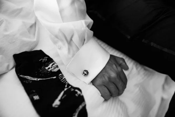 Ember Keze Lepedőn Láthatsz Egy Pólót Mandzsettagombokkal Csontváz Stílusban Zokni — Stock Fotó