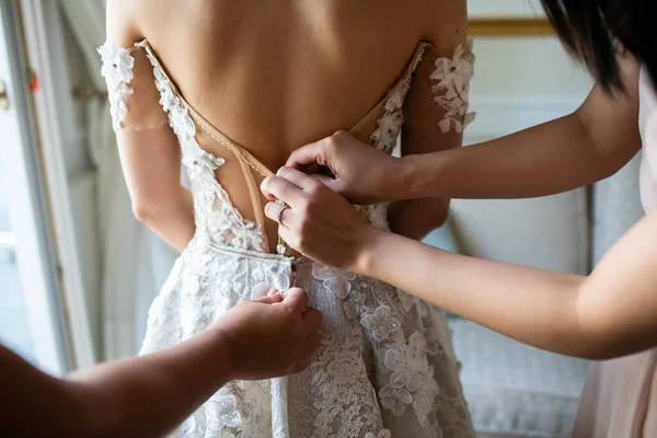 Mãos Femininas Ajudam Fixar Vestido Noiva Manhã Noiva — Fotografia de Stock