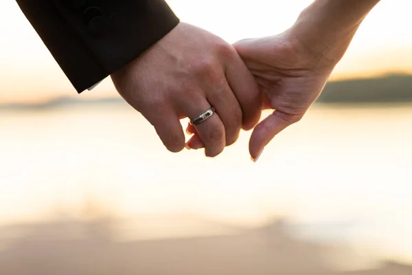 Casal Para Ver Mãos Tocando Umas Nas Outras Sensualmente — Fotografia de Stock