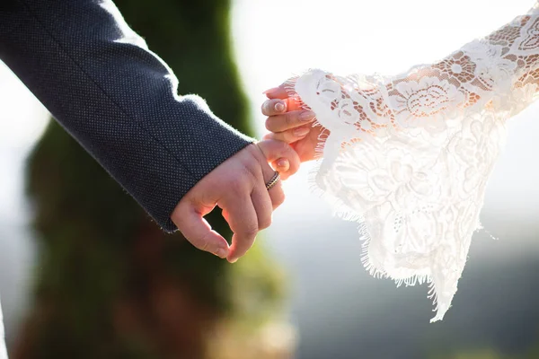 Casal Para Ver Mãos Tocando Umas Nas Outras Sensualmente — Fotografia de Stock
