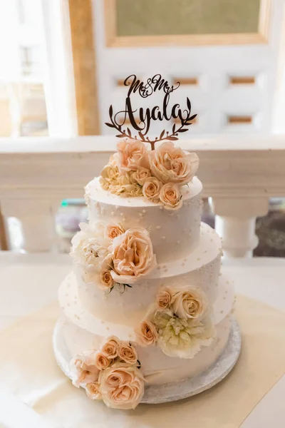 Bolo Casamento Sobre Mesa Com Flores Para Dentro — Fotografia de Stock