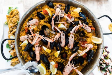 Karides, midye, pirinç, limon, tencere. Paella yemeği..