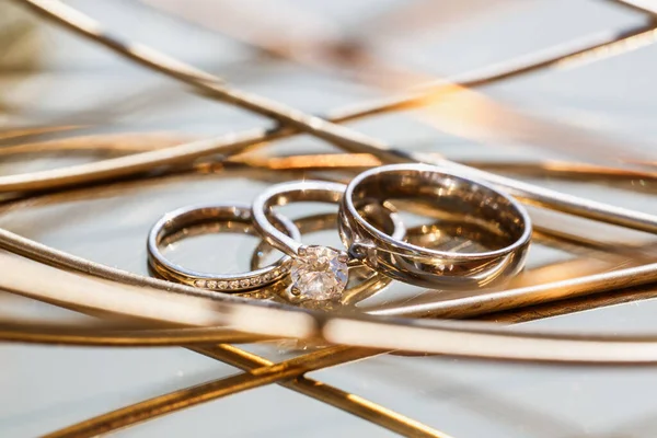 光沢のある表面に結婚指輪 ダイヤモンドのインレイ 金色の縞 — ストック写真