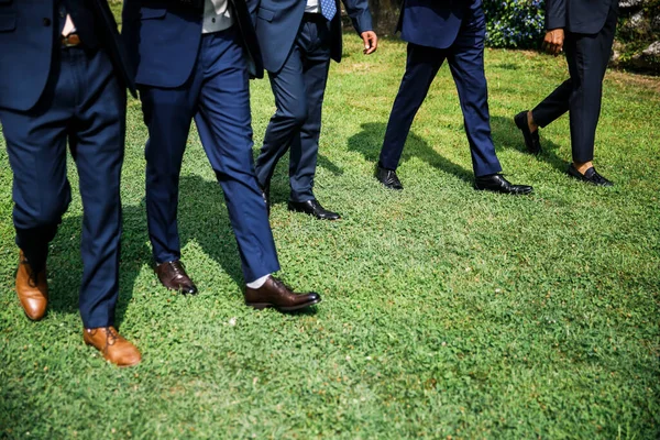 Beine Von Männern Anzügen Die Über Das Gras Gehen Man — Stockfoto
