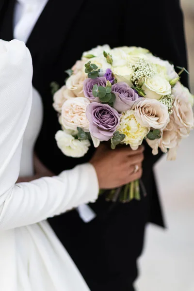 結婚式の花束を持っているカップル 自然光 — ストック写真