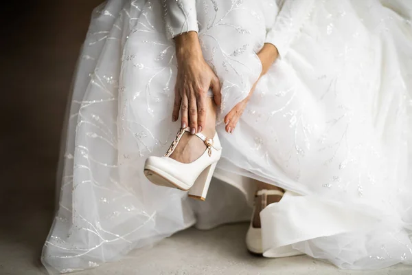 Noiva Usa Sapatos Você Pode Ver Vestido Mãos Tocando Pés — Fotografia de Stock