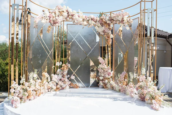 Bruiloft Opgezet Met Prachtige Bloemen Buiten Stockfoto