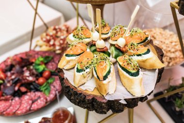 Açık büfede bir sürü soğuk aperatif var.