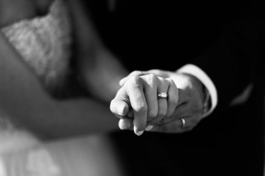 Bir çift. Birbirlerine dokunan elleri görebilirsiniz. Duygusal olarak..