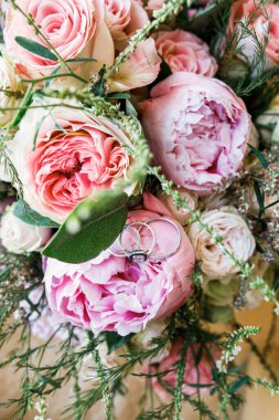 Bir buketteki alyanslar. Harika kompozisyon.