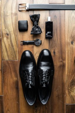 Erkek ayakkabısı, saat, kelebek, kemer, kutu. Sabah yemeği..