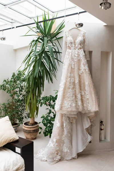 Весільна Сукня Висить Вішалці Біля Дивана Зелені Панорамні Вікна — стокове фото