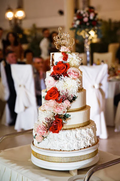 Pastel Boda Pie Sobre Mesa Con Las Flores Adentro —  Fotos de Stock