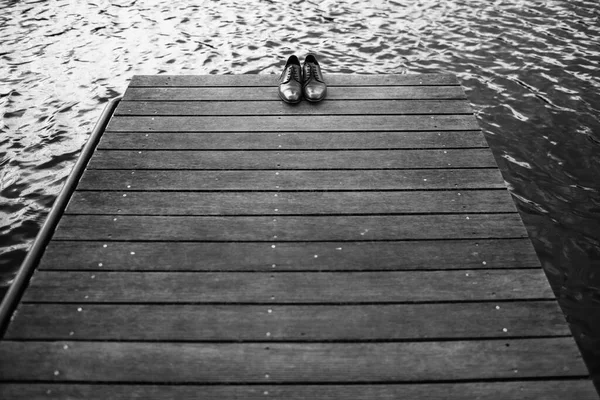 Bruine Herenschoenen Liggend Een Houten Pier Water Achtergrond Stockfoto