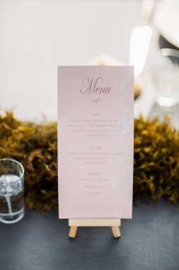 Restoranda düğün menüsü, yosun ve yeşillik.