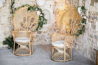 Tabaklar, bıçaklar ve çatallarla süslenmiş düğün masası, mum, yosun ve yeşillik.