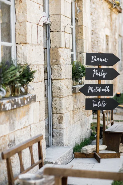 Mesa Boda Decorada Con Platos Cuchillos Tenedores Vela Musgo Vegetación — Foto de Stock