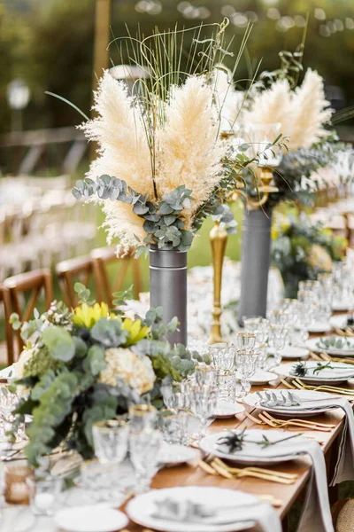 Düğün Masası Boho Tarzında Hazırlanmış Otlar Yeşillikler Yumuşak Odak — Stok fotoğraf