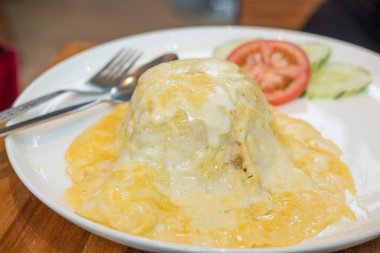 Peynirli omlet tabakta domates ve salatalık ile.