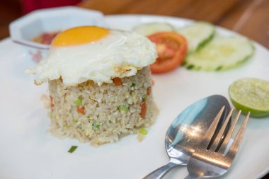 Kızarmış pilav kızarmış yumurta ile tabakta