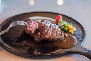 Az pişmiş et ve sos.