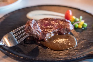 Az pişmiş et ve sos.