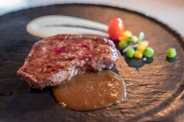 Az pişmiş et ve sos.