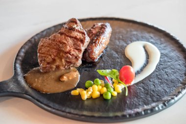 Az pişmiş et ve sos.