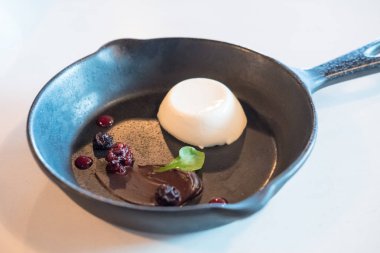 Panna Cotta çilek ile siyah Pan