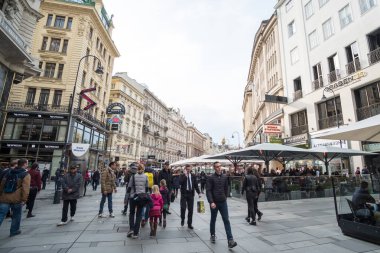 Vienna, Avusturya - 15 Nisan 2017: Graben veya Grabenstrasse, Viyana Merkezi ana alışveriş caddesi boyunca yürüyüş insanlar.