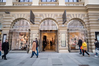Vienna, Avusturya - 15 Nisan 2017: Graben veya Grabenstrasse, Viyana Merkezi ana alışveriş caddesi boyunca yürüyüş insanlar.