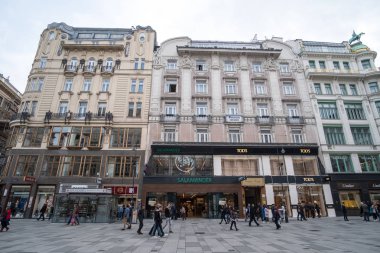 Vienna, Avusturya - 15 Nisan 2017: Graben veya Grabenstrasse, Viyana Merkezi ana alışveriş caddesi boyunca yürüyüş insanlar.