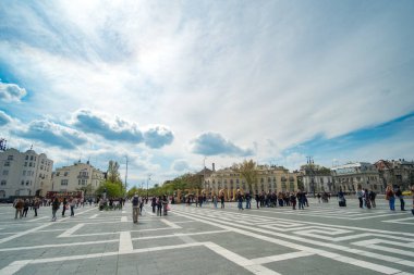 Budapeşte, Macaristan - 16 Nisan 2017: insanlar kahramanlar Meydanı, Budapeşte, Macaristan için onun ikonik heykel Macarlar yedi Chieftains featuring karmaşık kaydetti, büyük kareler