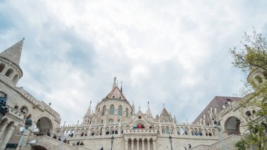Budapeşte, Macaristan - 16 Nisan 2017: girişinde Fisherman's burçlarından Buda'nın kale bölgesinin kalbinde, etrafında insanlar.