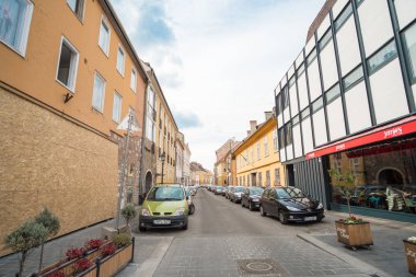 Budapeşte, Macaristan - 16 Nisan 2017: arabalar ve Budapeşte'de sokakta bina görünümü