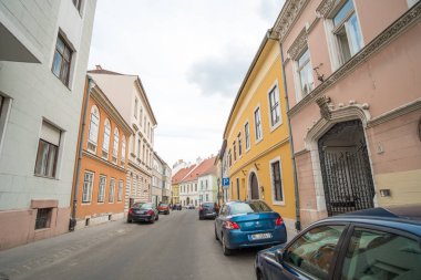 Budapeşte, Macaristan - 16 Nisan 2017: arabalar ve Budapeşte'de sokakta bina görünümü