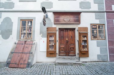 Cesky Krumlov, Çek Cumhuriyeti - 14 Nisan 2017: Vintage el sanatları dükkan eski şehir, Cesky Krumlov içinde.