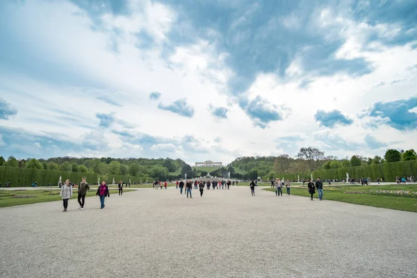 Vídeň Rakousko Dubna 2017 Lidi Chodící Kolem Paláce Schönbrunn Vídni — Stock fotografie