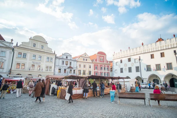 Cesky Krumlov Tsjechië April 2017 Mensen Wandelen Winkelen Rond Pasen — Stockfoto