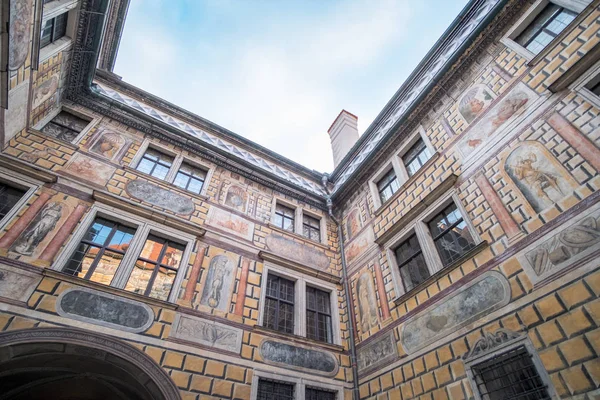Cesky Krumlov, Çek Cumhuriyeti - 14 Nisan 2017: iç Court Cesky Krumlov kale müze bulunan şehirde Cesky Krumlov.