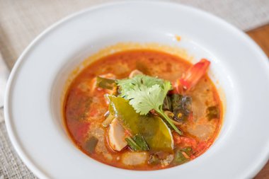 Tom yum, Tay deniz ürünleri baharatlı çorba kase.