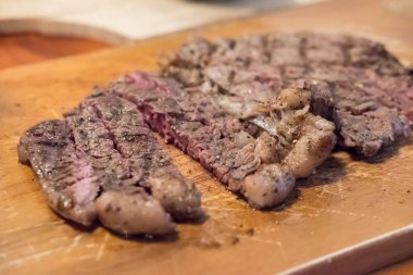 Az pişmiş et ve sos.