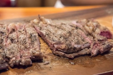 Az pişmiş et ve sos.