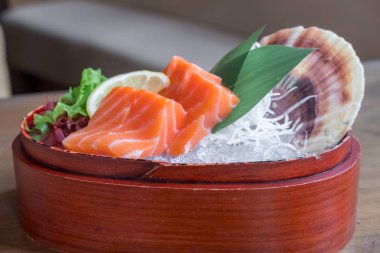 Sebzeli somon balığı ve buz bir kasede, restoranda servis ediliyor.