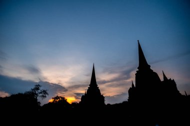 Siluet Wat Phra Sri Sanphet, Ayutthaya Tayland 'ın antik başkenti eski Kraliyet Sarayı sitesinde kutsal tapınak. Renkli günbatımı gökyüzüne karşı