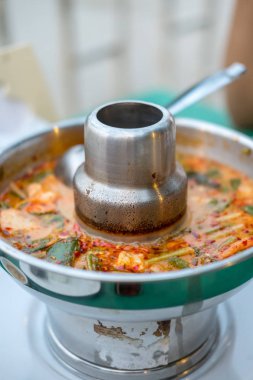 Tom yum, Tay deniz ürünleri baharatlı çorba kase.