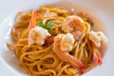 Tabak üzerinde karides ile spagetti domates sosu