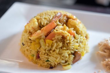 Kızarmış karidesli pilav