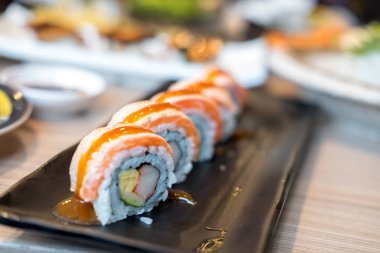Somon Suşi rulosu tabakta